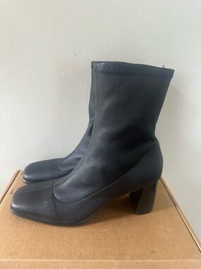 Senso women’s booties size Euro 38/US 7, new with defects retail $200